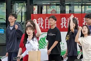 ?太损了！尼克斯现场有球迷求婚 美记调侃：50年首次发戒指啦